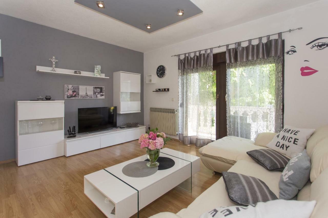 Apartmani Luis Kaštela 外观 照片